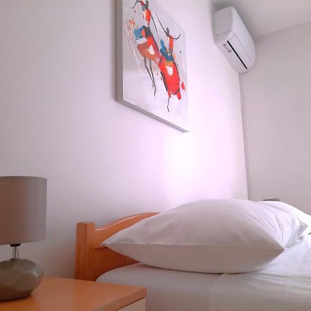 Lovely 3-Bedroom Apartment With Breathtaking View Dugi Rat Kültér fotó