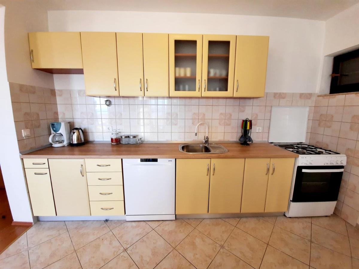 Lovely 3-Bedroom Apartment With Breathtaking View Dugi Rat Kültér fotó