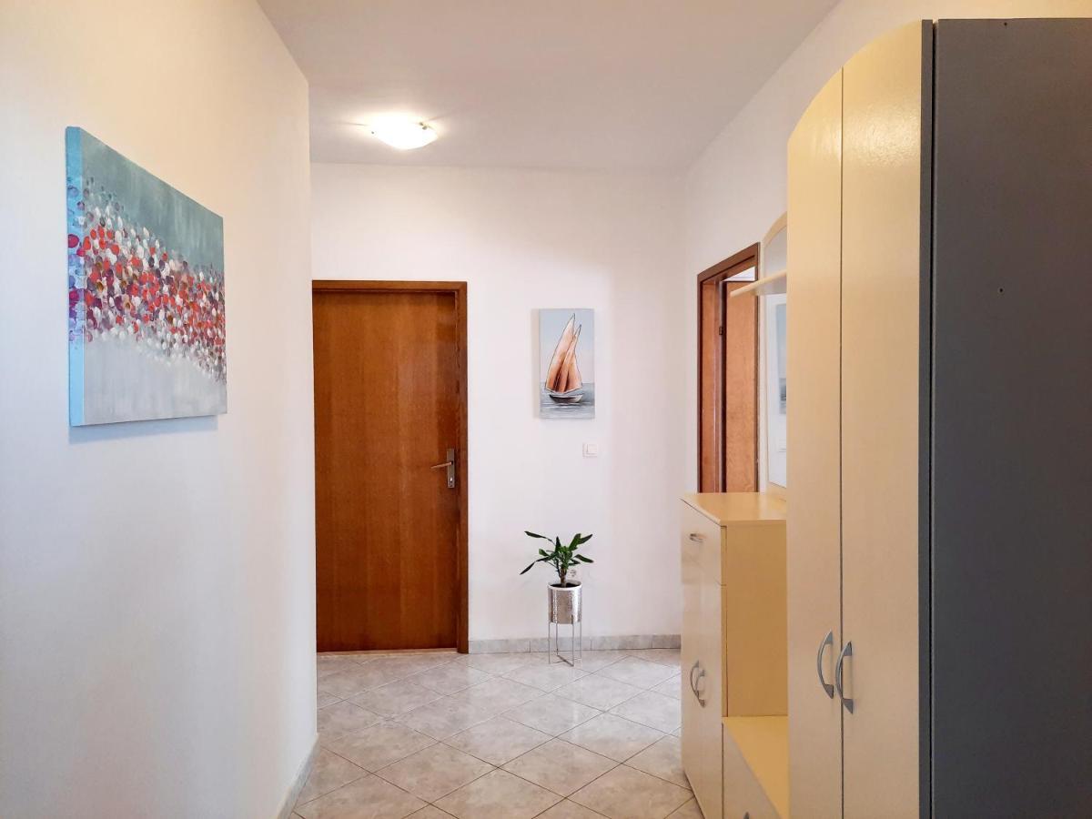 Lovely 3-Bedroom Apartment With Breathtaking View Dugi Rat Kültér fotó