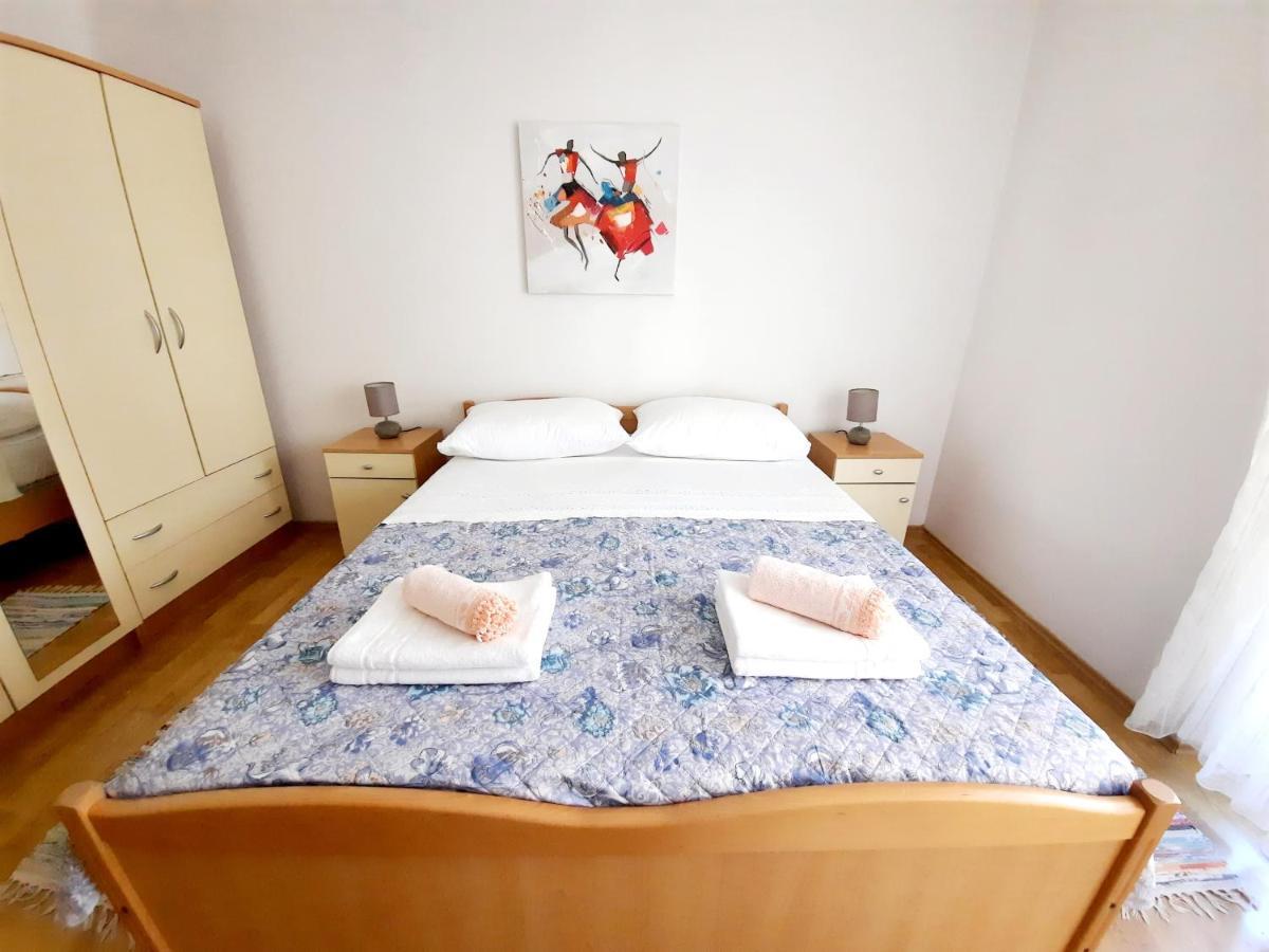 Lovely 3-Bedroom Apartment With Breathtaking View Dugi Rat Kültér fotó