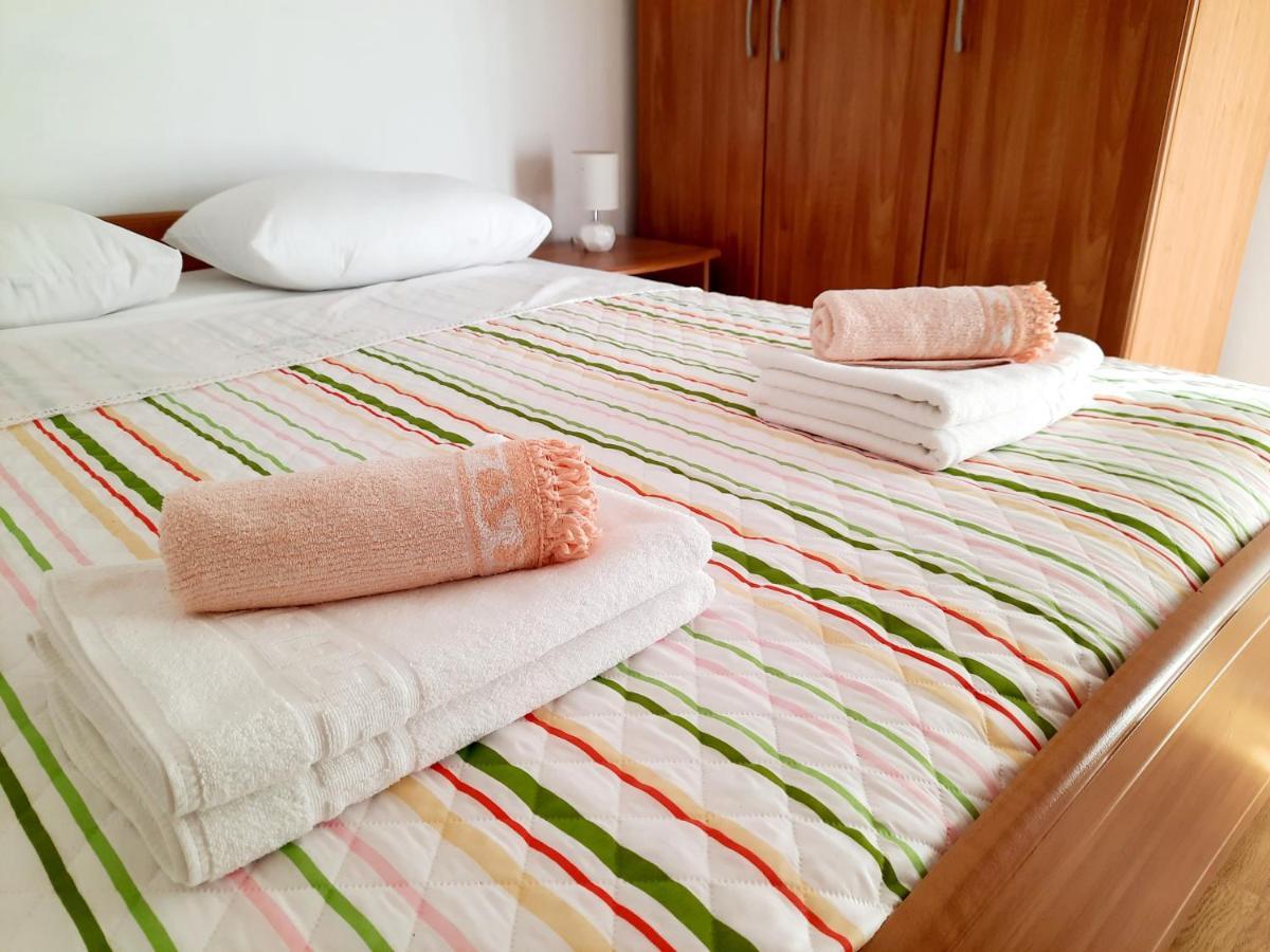 Lovely 3-Bedroom Apartment With Breathtaking View Dugi Rat Kültér fotó