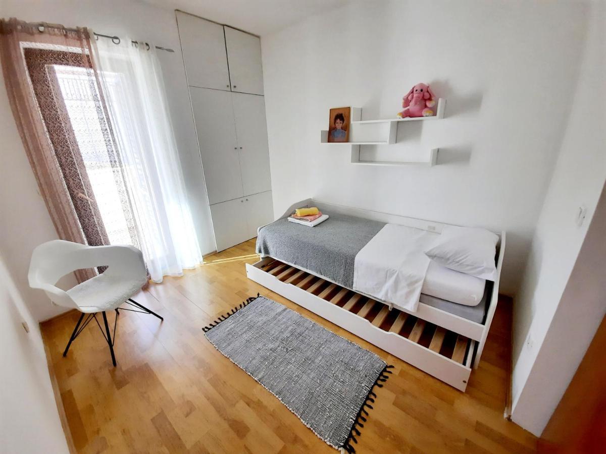Lovely 3-Bedroom Apartment With Breathtaking View Dugi Rat Kültér fotó