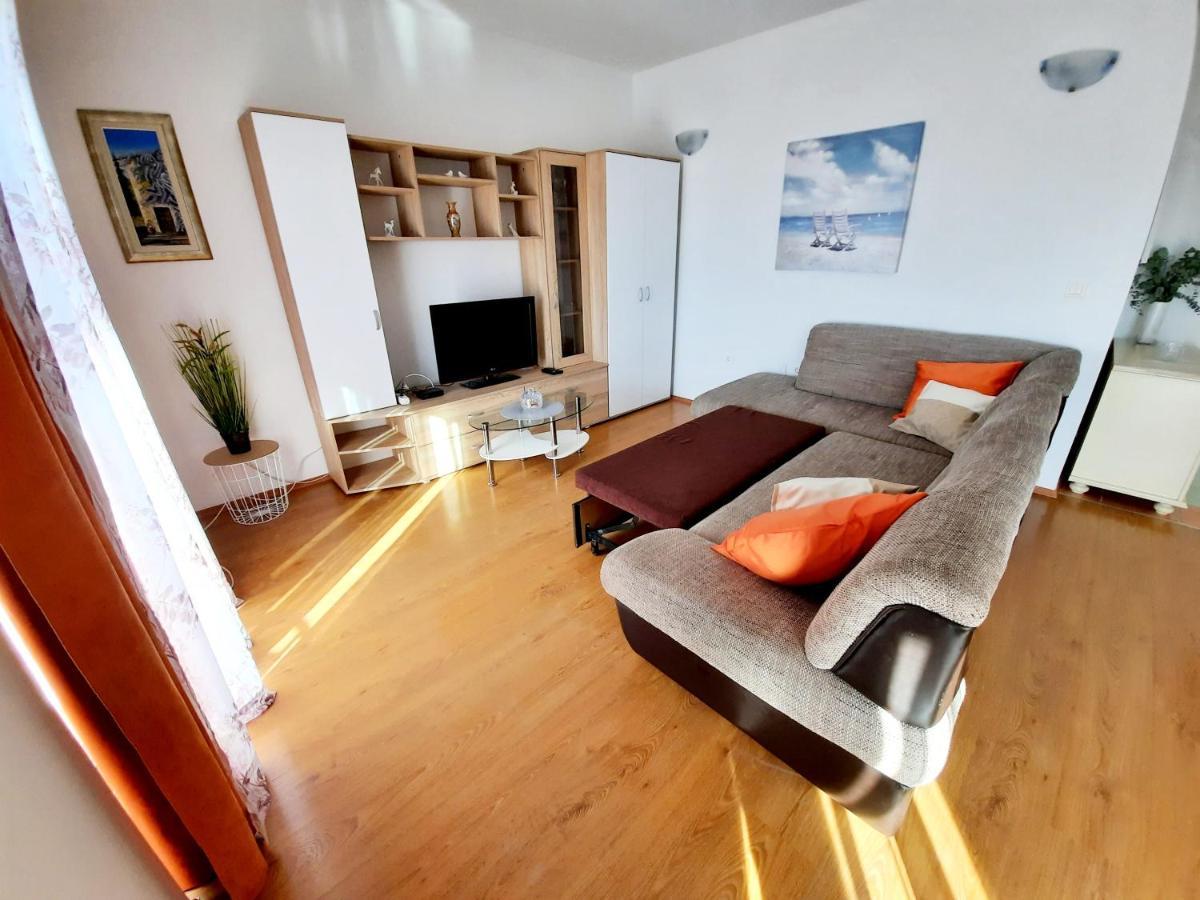 Lovely 3-Bedroom Apartment With Breathtaking View Dugi Rat Kültér fotó