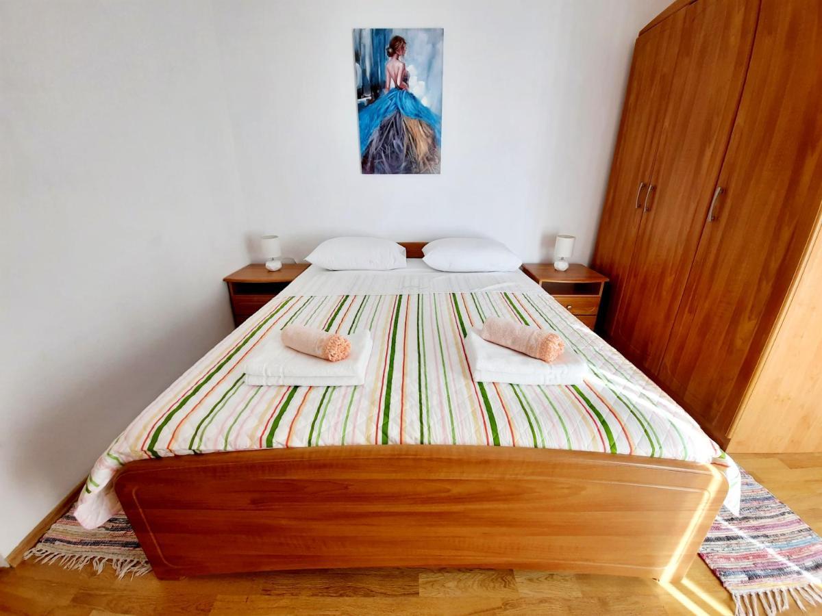 Lovely 3-Bedroom Apartment With Breathtaking View Dugi Rat Kültér fotó