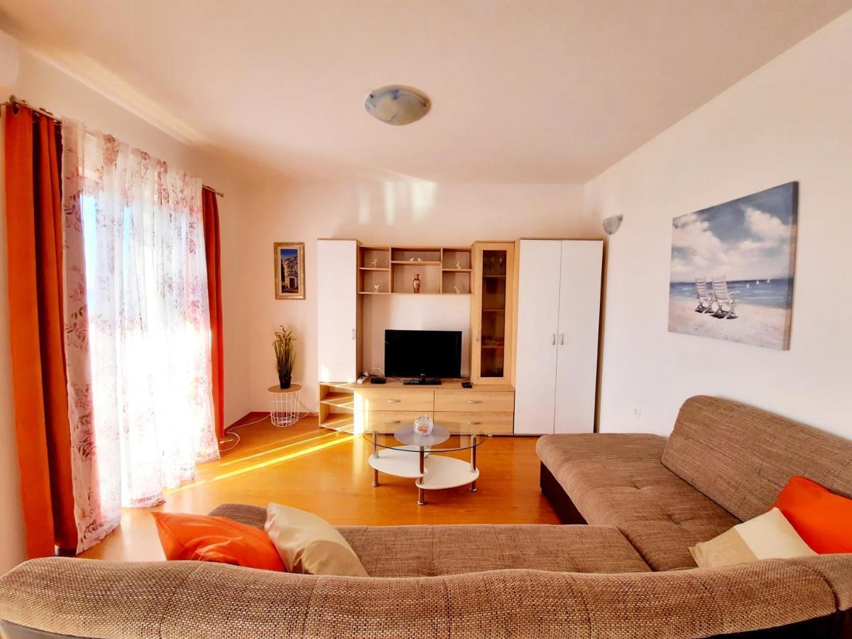 Lovely 3-Bedroom Apartment With Breathtaking View Dugi Rat Kültér fotó