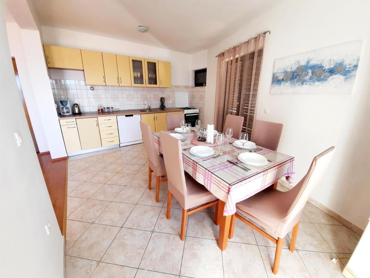 Lovely 3-Bedroom Apartment With Breathtaking View Dugi Rat Kültér fotó