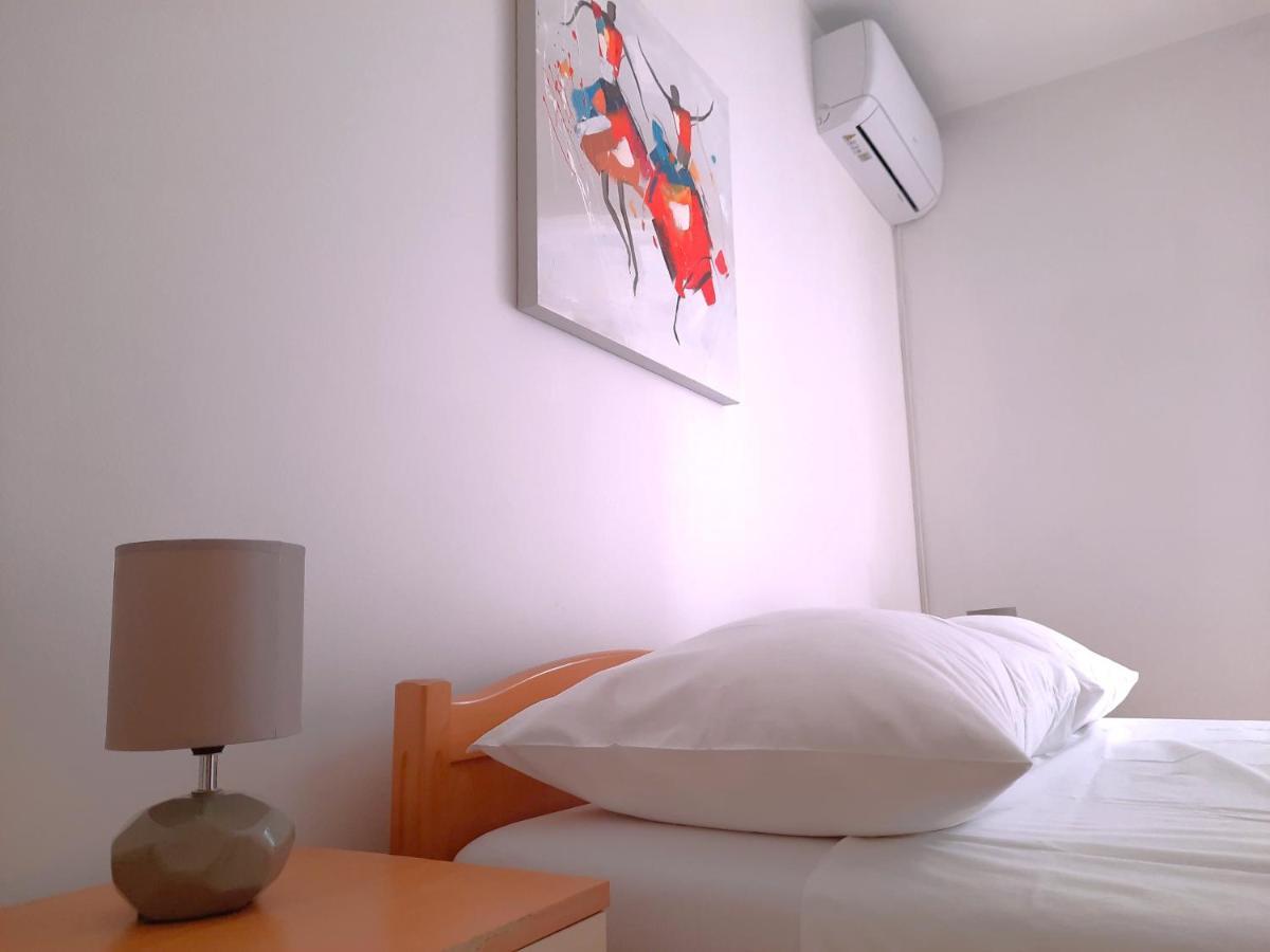 Lovely 3-Bedroom Apartment With Breathtaking View Dugi Rat Kültér fotó