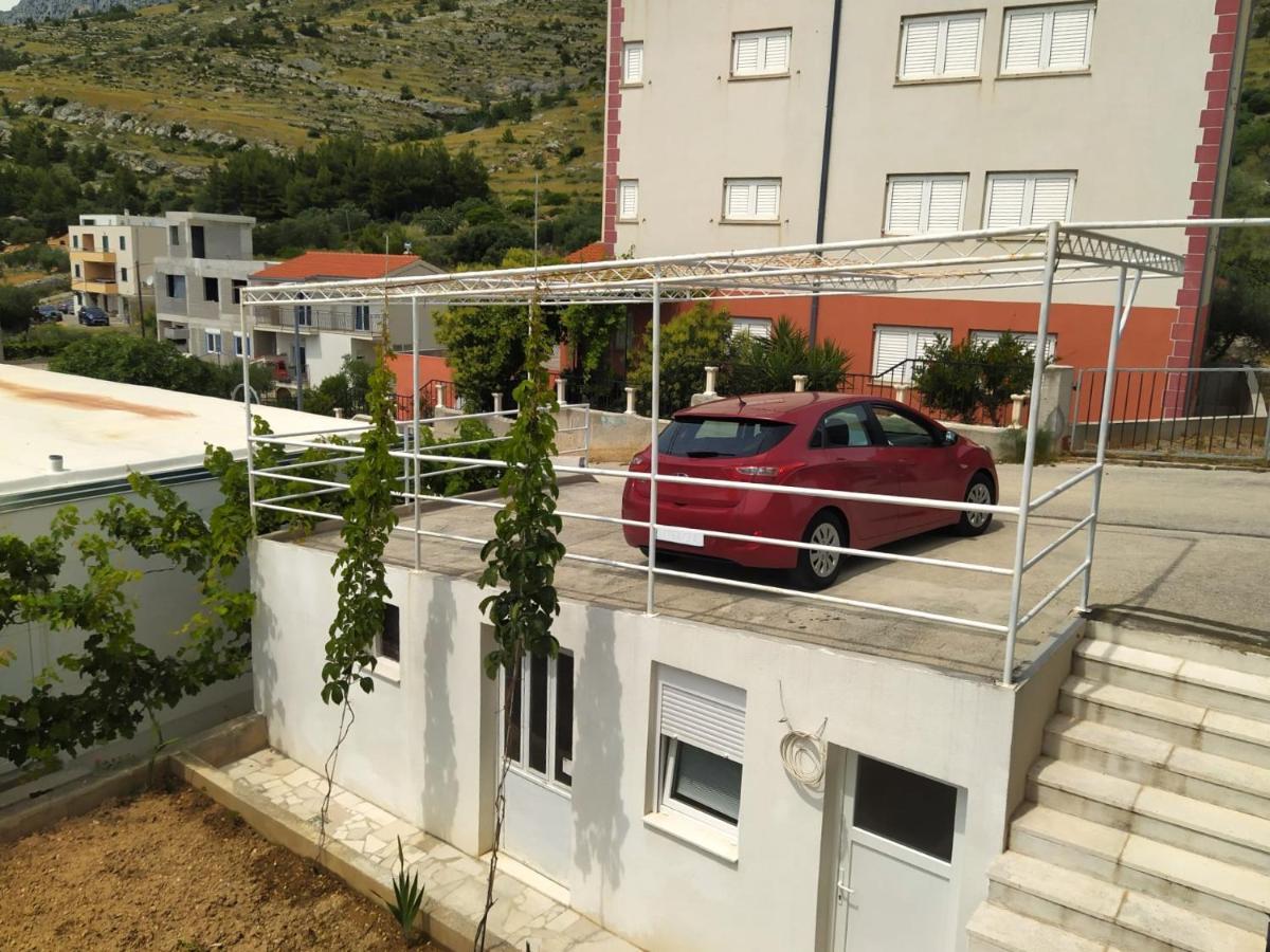 Lovely 3-Bedroom Apartment With Breathtaking View Dugi Rat Kültér fotó